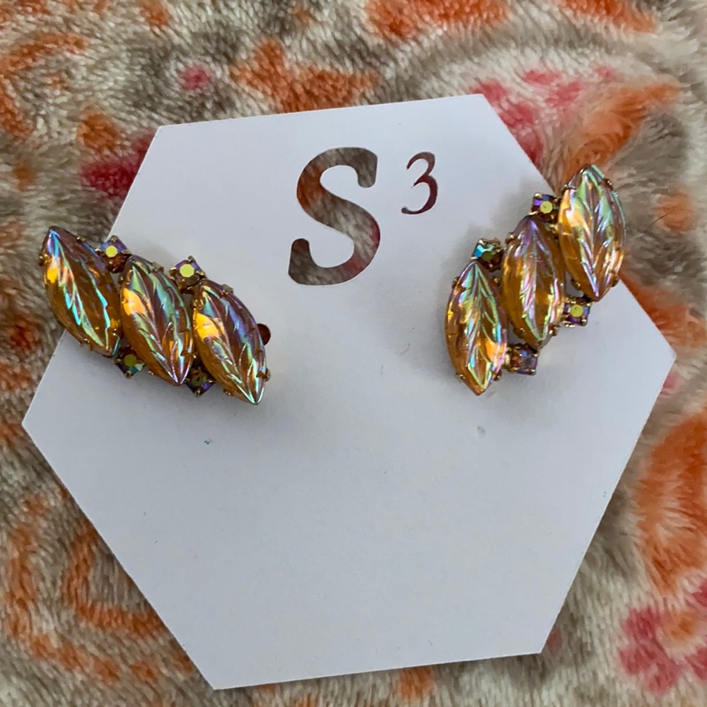 Vintage Beautiful! clip earrings 👗